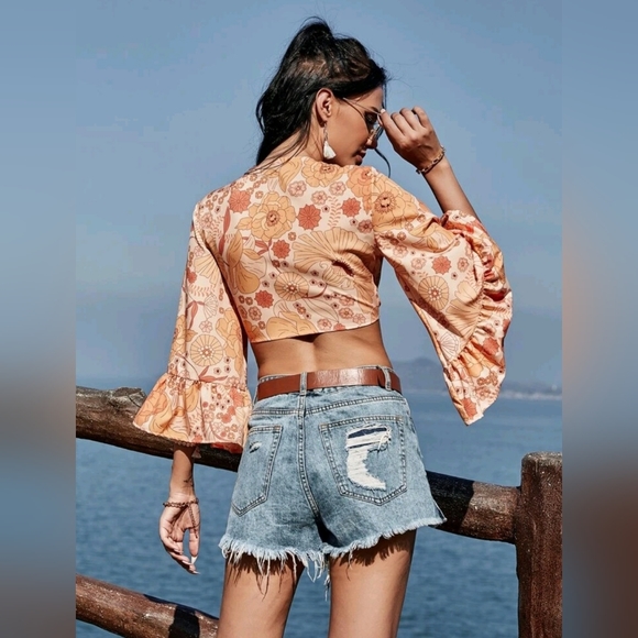 Allover Floral Tie Front Crop Top - Picture 2 of 6